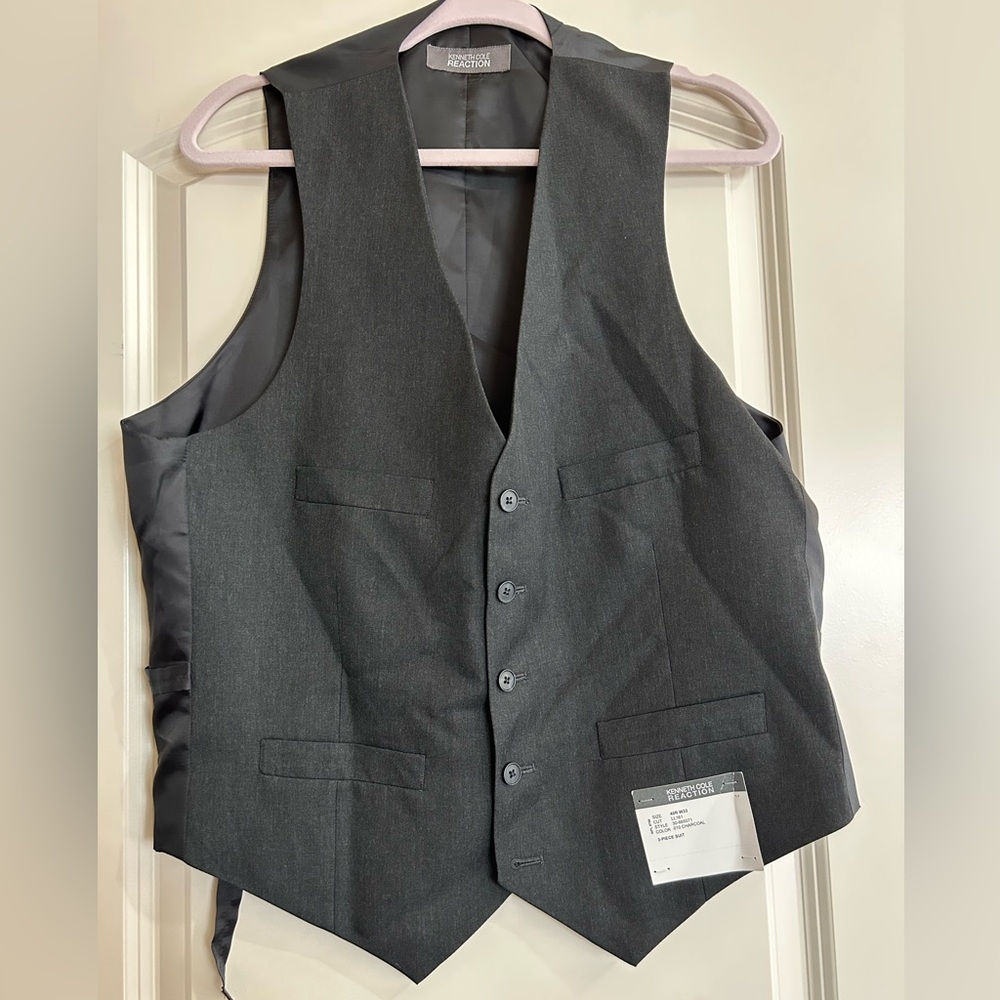 NWT Kenneth Cole 40R W33 vest from a set, only the vest is included.